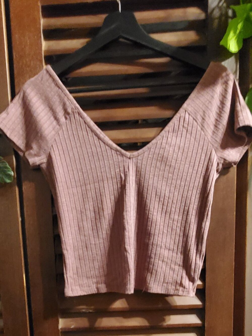 Pink Mauve Ribbed Knit Cropped V-Neck Tee